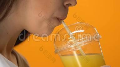 口渴的女士喝新<strong>鲜橙汁</strong>，健康的生活方式，排毒饮食，特写